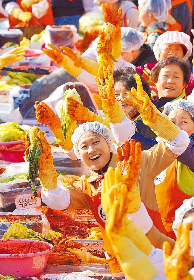民眾在南韓首爾市政府前廣場製作泡菜。（新華社資料照片）