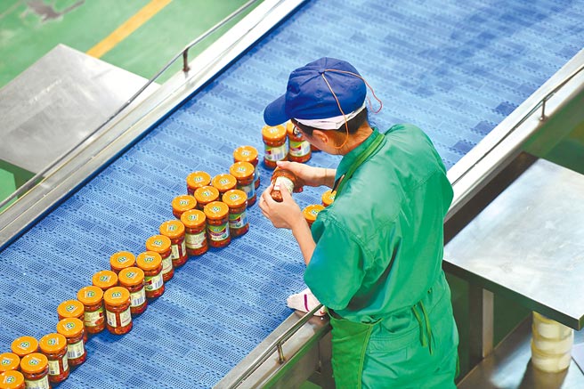 四川省眉山市泡菜龍頭企業吉香居生產線，工人正在檢驗產品。（中新社資料照片）