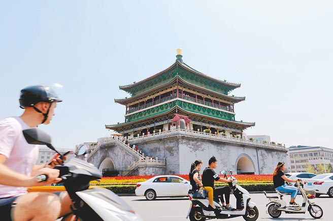 除北京、天津外，近年來西安也先後被定位為大陸國家中心城市。圖為西安鐘鼓樓。（中新社資料照片）