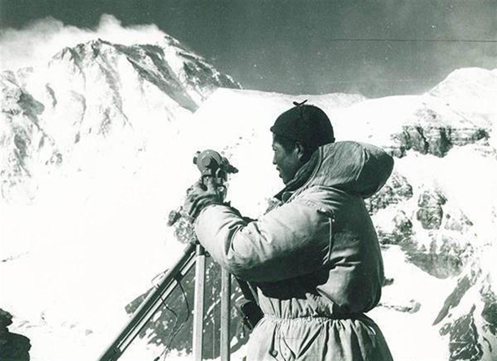 1975年大陸第二次組織測量隊登上珠峰頂峰進行測量，在峰頂設置覘標，以三角測量與其他觀測的技術，測得珠峰高度為8848.13米。（圖／環球網）