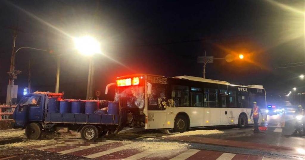 台中霧峰區今天清晨發生公車撞小貨車意外，豆渣散落滿地，且造成2名駕駛以及1名乘客受傷。（圖／民眾提供）