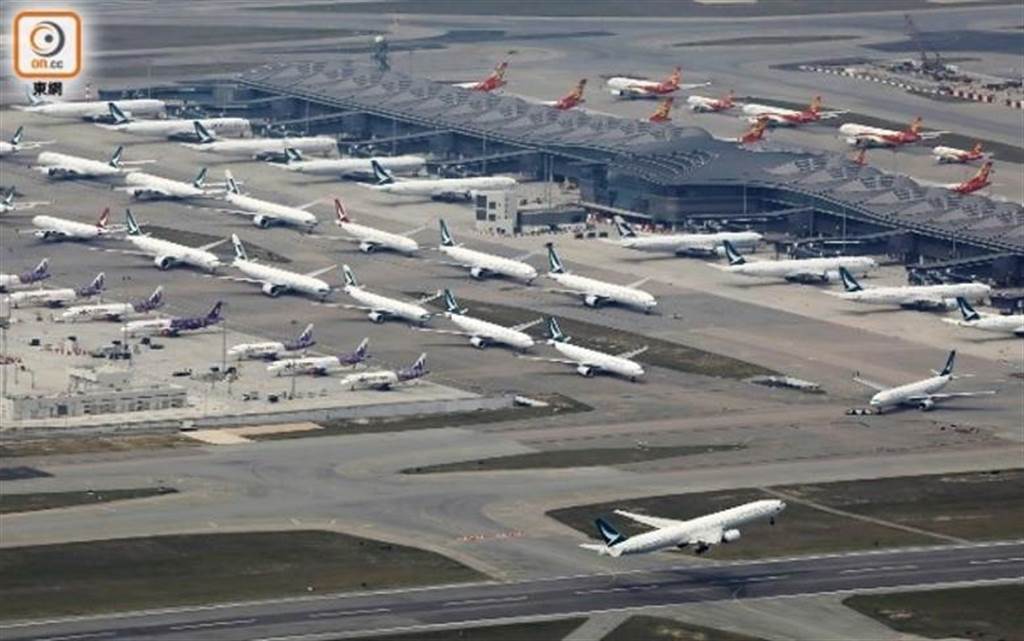 疫情爆發後香港國際機場內大量飛機停飛。（東網）