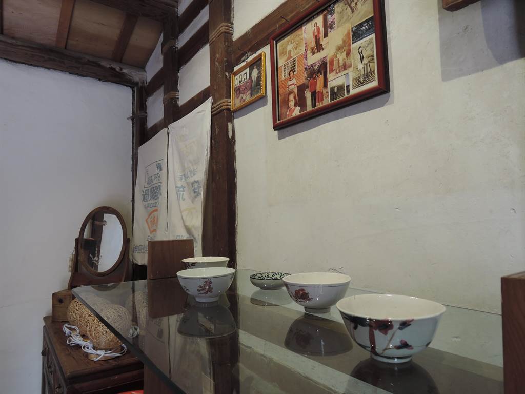 「織田舖子」的屋內陳列許多早期的文化紀錄。（張毓翎攝）