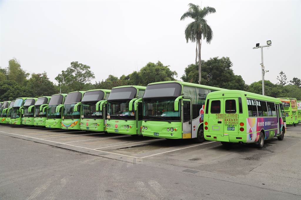 嘉義縣公車處位於嘉義市大雅路，停滿公車。（嘉義縣政府提供）
