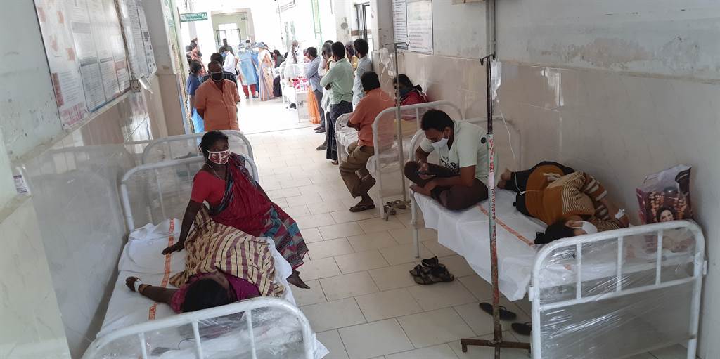 印度南部爆發怪病，已有數百人住院、1人死亡，醫院走廊上擠滿了病床。（圖／美聯社）