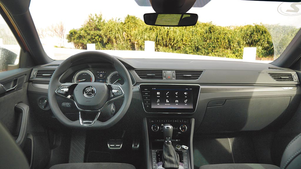 中控台可見9吋X-Media V智慧影音螢幕、跑格三環出風口，搭配平底跑車方向盤。同時內建同級唯一Apple CarPlay。圖／于模珉