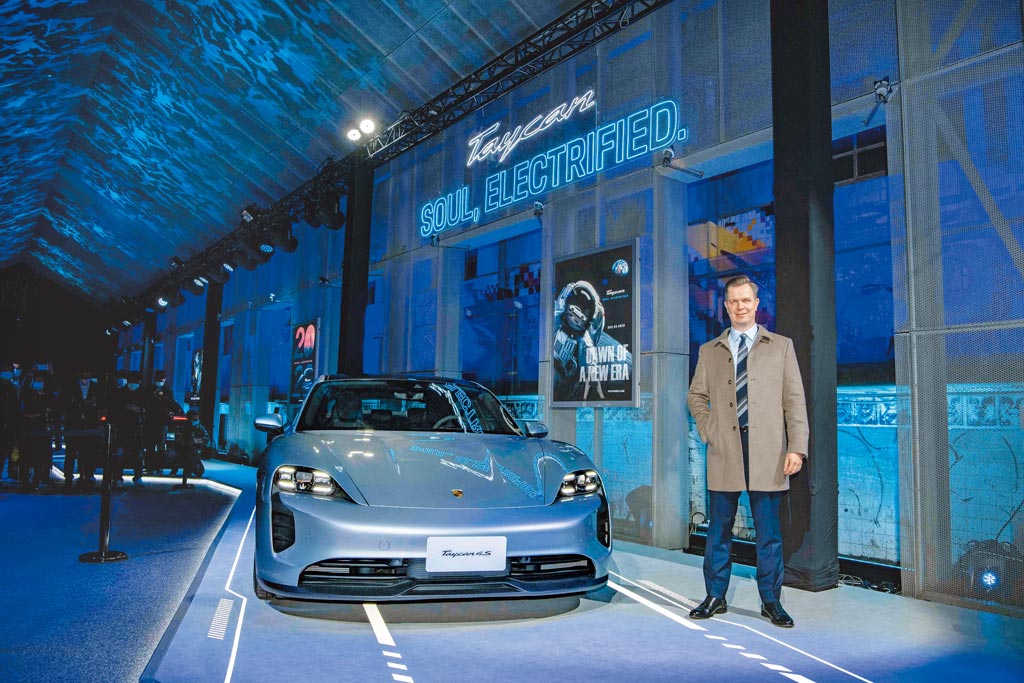 臺灣保時捷總裁Mathias Busse親自發表該廠首輛純電跑車Porsche Taycan。圖／業者提供