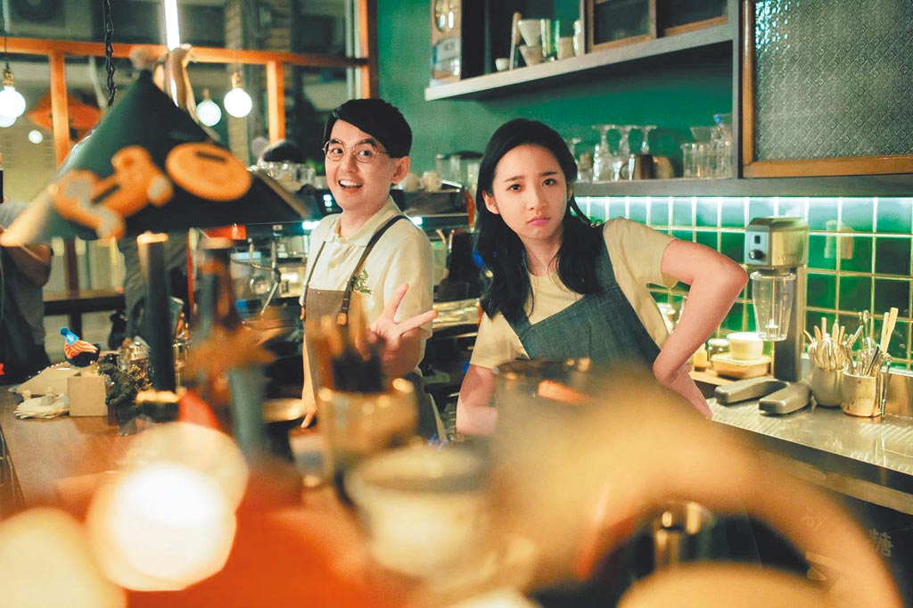 黃子佼（左）和李沐在MV裡飾演咖啡廳老闆與店員。（洒落嚴選行提供）