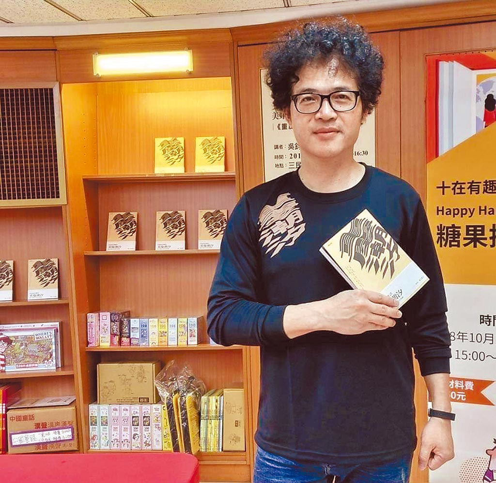 作家吳鈞堯曾獲第廿二屆時報文學獎，他喜歡參加頒獎典禮，逼視自己面對黑暗。（吳鈞堯提供）