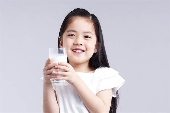 跟著國健署一起早晚一杯鮮奶，補足學童營養。(圖/好食課提供)