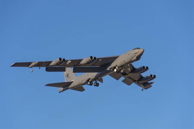 美國今天派遣兩架B-52長程轟炸機前往波斯灣地區，向伊朗展示武力。(B-52轟炸機示意圖/shutterstock)