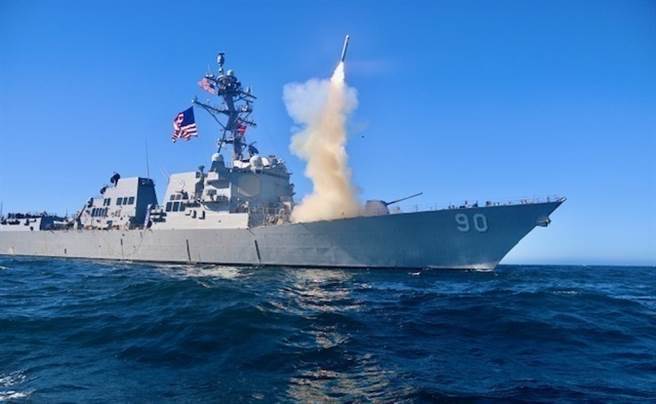 美國飛彈驅逐艦「查菲」號（USS Chafee，DDG 90）11月30日在太平洋試射最新型「戰斧」（Tomahawk）巡弋飛彈的畫面。（美國海軍）