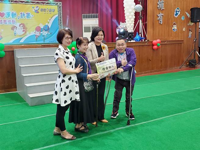 雲林縣今年有42個單位、舉行168場「運動i台灣」活動，身心障礙者也不缺席，圖為輪椅舞者接受縣長張麗善表揚。（周麗蘭攝）