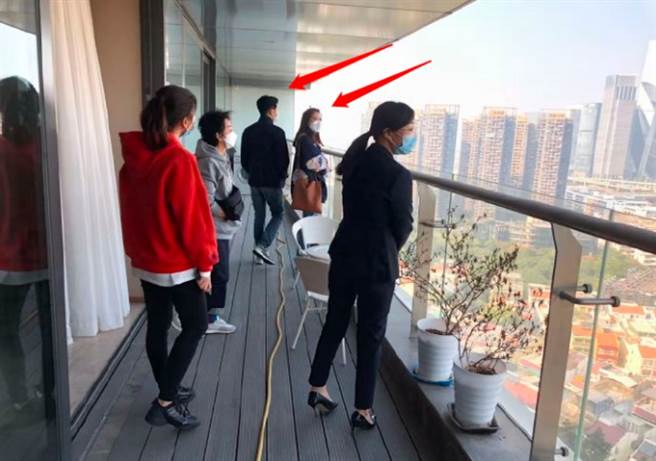 有網友爆料，張智霖和袁詠儀到深圳看上億豪宅。(圖/ 摘自微博)