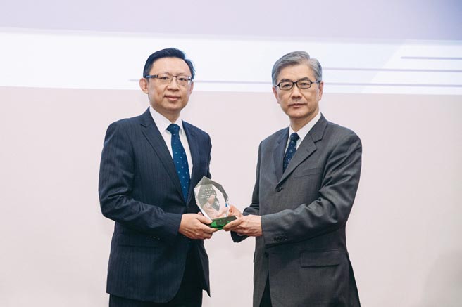 全球人壽總經理馬君碩（左）從金管會主委黃天牧（右）手中，接下投資新創重點產業優等獎。圖／業者提供