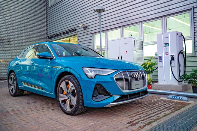 迎接純電嶄新世代，台灣奧迪轟動導入全新Audi e-tron純電豪華車，建議售價304萬元起。圖 ／業者提供