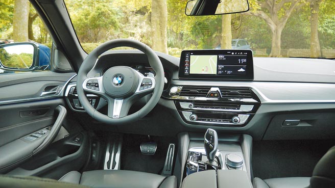 雙12.3吋高解析度螢幕搭配先進BMW iDrive 7.0操作系統，所有控台操作很直覺犀利。圖／于模珉