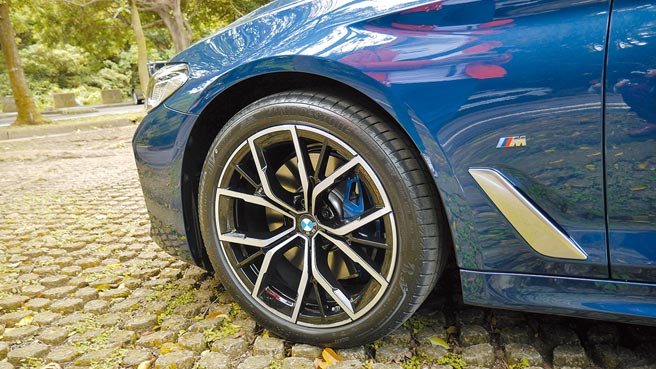 試駕的530i Sedan M Sport首發版特別加裝之19吋M款Y輻式鋁圈。圖／于模珉