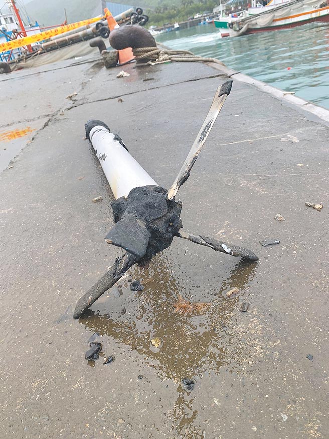 宜蘭漁民10日在壯圍外海作業時撈獲一枚未爆彈，經初步研判暫無危安疑慮。（翻攝照片／李忠一宜蘭傳真）