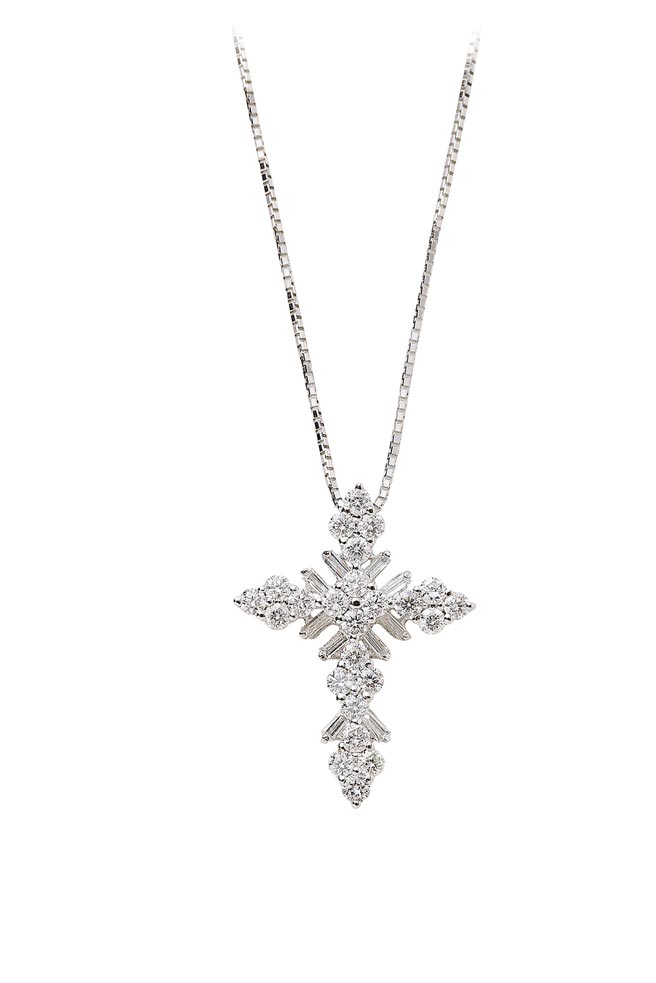 新豐珠寶華麗十字架美鑽墜（不含鍊），原價9萬6000元，特價4萬8000元。（大葉高島屋提供）