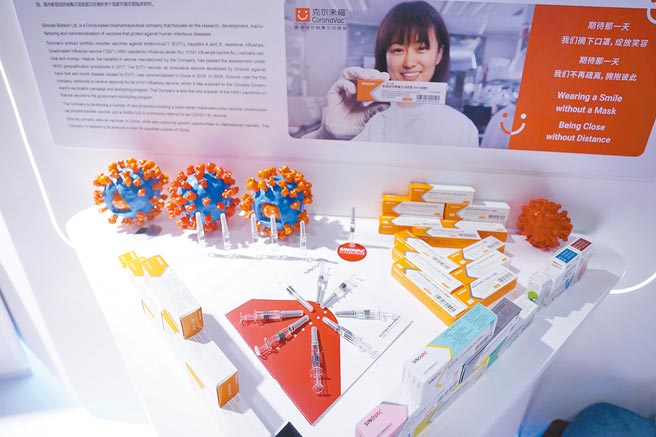 9月6日，在北京服貿會上，科興展出冠狀病毒滅活疫苗。（CFP）