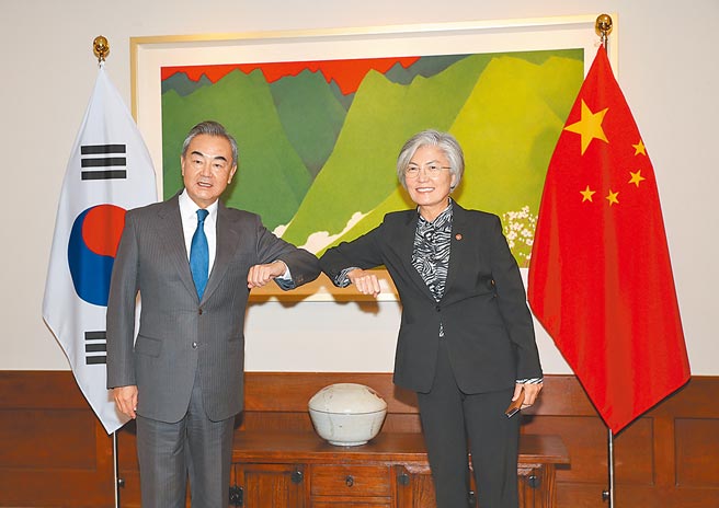 大陸外長王毅（左）11月連訪日韓，圖為11月26日，王毅在首爾同韓國外長康京和舉行會談後碰肘致意。（新華社）