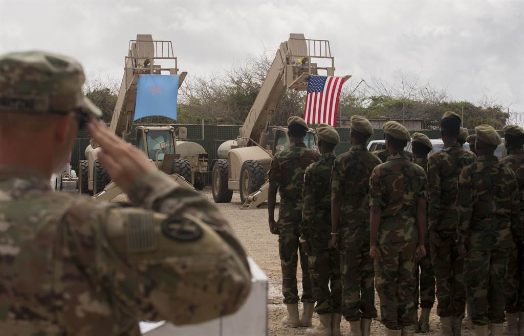 撤出索馬利亞的美軍可能轉往吉布地或肯亞，留在索馬利亞的美軍則承擔顧問與協訓的任務。圖為索國陸軍接受美軍訓練。(圖/DVIDS)