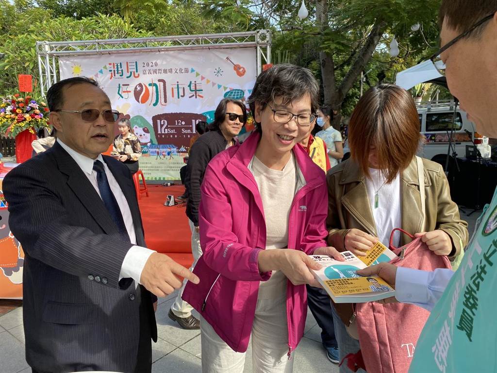 民眾黨立委蔡壁如參加嘉義國際咖啡文化節，送書、與地方人士互動。（廖素慧攝）