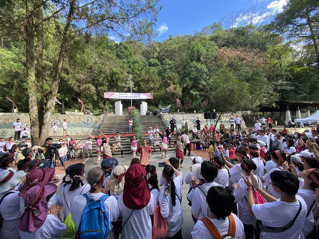 「台灣之心 勇士之魂 埔里山城原住民產業文化祭」12日在埔里鎮地理中心碑展開，開場熱鬧的原住民舞蹈表演，吸引遊客圍觀。（黃立杰攝）