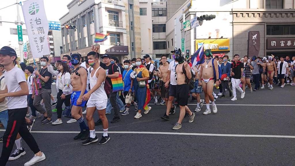 台南彩虹遊行聚集近萬人，許多參與者跟著隊伍行走。（程炳璋攝）