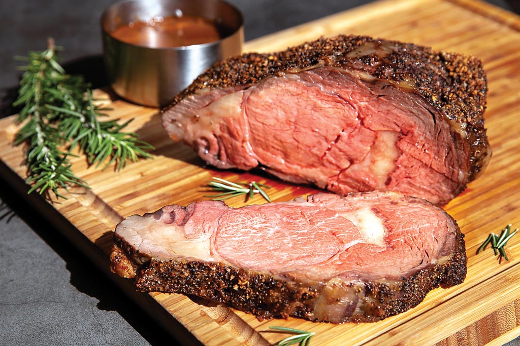 台北萬豪酒店推出「肉咖歡樂宴」，每人899元就能無限享用「爐烤現切美國肋眼牛排」搭兩種配菜。圖／業者提供