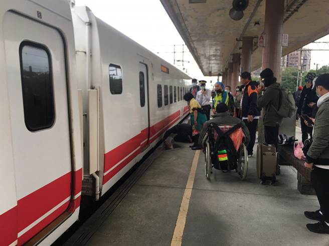 台鐵羅東站今(12日)上午驚傳婦人跳軌，台鐵人員緊急救援中。（圖／戴志揚攝）
