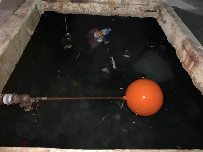 台南市一棟老舊公寓地下蓄水池遭住戶丟尿瓶、垃圾，房東發現時簡直嚇壞，不敢相信住戶將這混濁的水質喝下肚。（翻攝爆料公社）