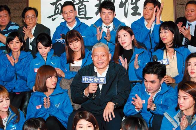 中天新闻台换照遭NCC否准，12月12日凌晨零时起告别52 频道。最后一夜，中天人群集守候、相互打气。「旺董」蔡衍明也勉励大家在新媒体表现更好、发挥第四权，以后都会成为「网红」！