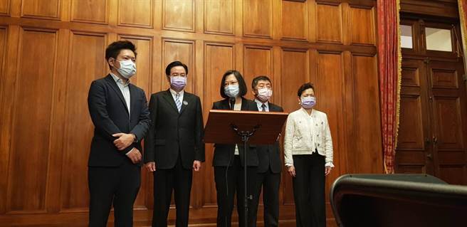 是否记得曾在中天报气象？总统：当然记得，加油。赵双杰摄