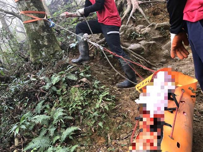 男子隨團攀登北德拉曼山，卻因身體不適突倒地身亡，警消人員救護中。（翻攝照片）