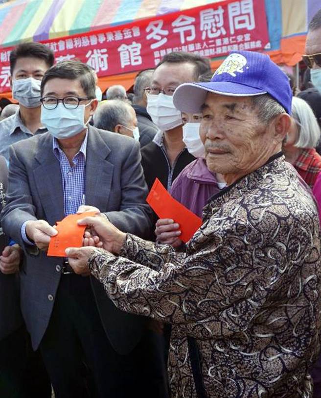 南纺购物中心董座侯博明亲自发放慰问金(左1)给家乡人。图／业者提供
