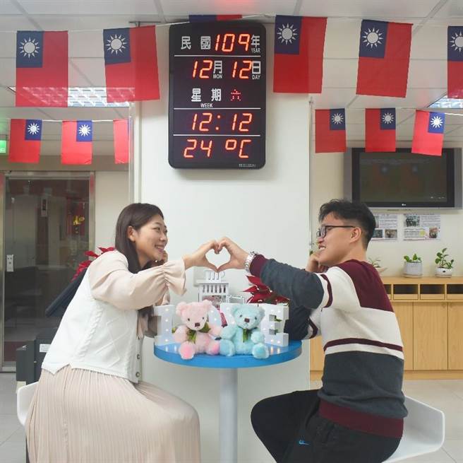 爱你爱妳1212结婚去  三重户政幸福泡泡爆棚（戴上容摄）