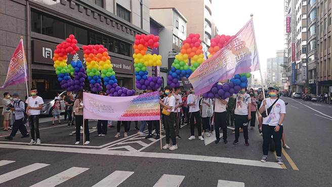 彩虹遊行台南場12日下午開始，人潮聚集近萬人。（程炳璋攝）
