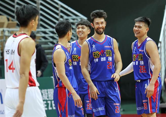 在投进打破僵局的超远三分球，简浩(右二)不禁露出偷笑表情。(中华篮协提供)