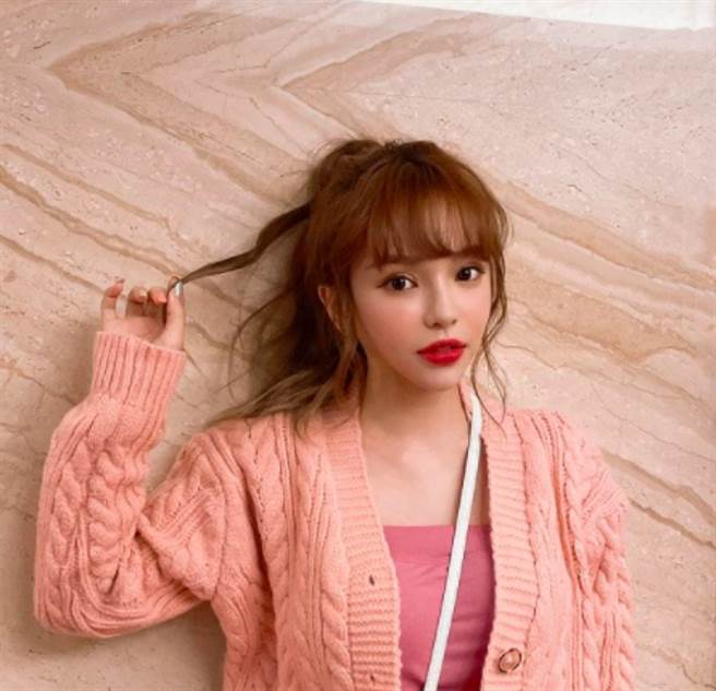 女星斯亚（陈斯亚）以前是节目《我爱黑涩会》的美眉之一，当时叫做「糖果」，以性感舞蹈闻名。(图/ 摘自斯亚IG)