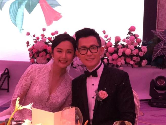 Xu Tingyu (left) and Wu Baijia, the newlyweds smiled happily at the wedding.  (Provided by readers)