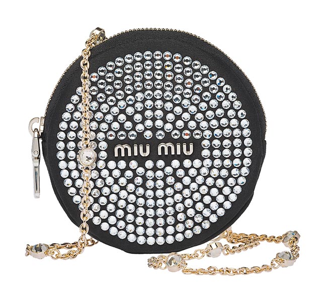 Miu Miu水晶綴飾圓形肩背包，1萬9000元。（Miu Miu提供）