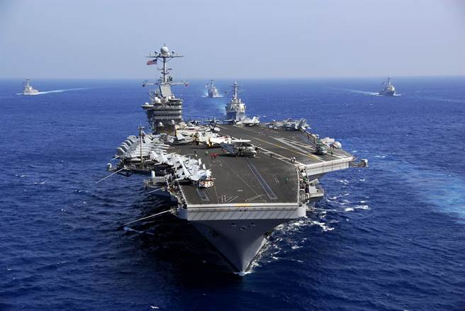 川普政府提出的《海军长程造舰》计画，希望透过淘汰老旧系统、撤军伊拉克与阿富汗、内部改革等作为，筹措足够经费以造舰，却遭评不切实际。图为航舰「史坦尼斯号」（CVN 74）。(图/DVIDS)