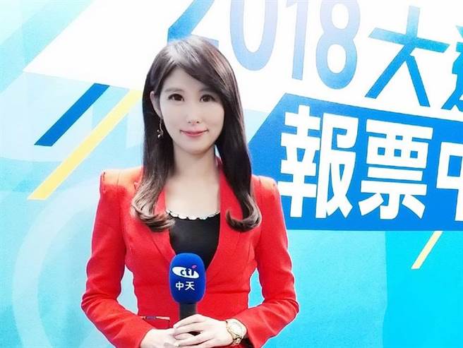 中天美女主播刘盈秀为了庆祝中天电视达到200万订阅，在主播台上唱歌跳舞与观眾互动。(图/翻摄自刘盈秀脸书)