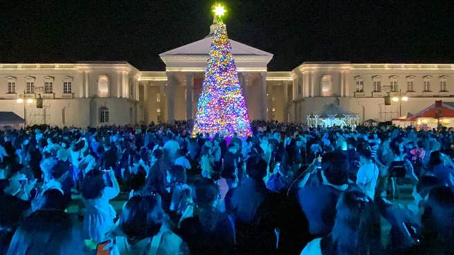 有人贴出昨晚奇美博物馆耶诞市集挤满人的景象，网友们惊呼：「怎么拍起来像阴尸路.... 」。(翻摄自 台南爆料公社)