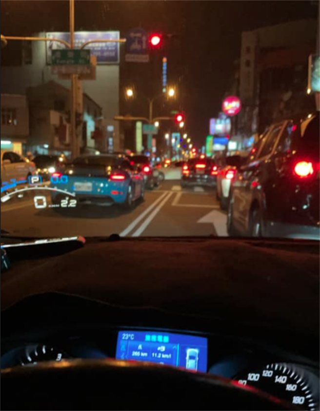 一名男子被塞在车阵中，让他忍不住上网哀号，到底台南现在又有什么活动。(翻摄自 台南爆料公社)
