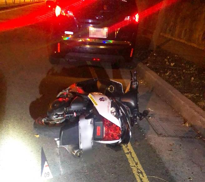 菲律賓宇姓男子，昨天深夜騎重機撞人行道緣石倒地，經送醫傷重不治，全案上午由警方調查中。（民眾提供／陳世宗台中傳真）