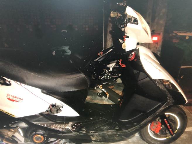 菲律賓宇姓男子，昨天深夜騎重機撞人行道緣石倒地，經送醫傷重不治，全案上午由警方調查中。（民眾提供／陳世宗台中傳真）