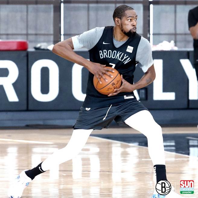 等待553天的日子，球迷终于可以看到杜兰特场上身影了。(取自篮网官推)